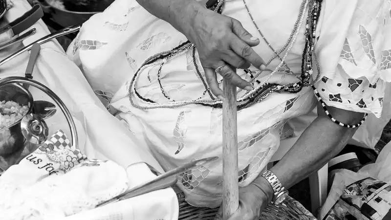 A Origem do Acarajé: A História, o Significado Sagrado e o Sabor da Ancestralidade Brasileira