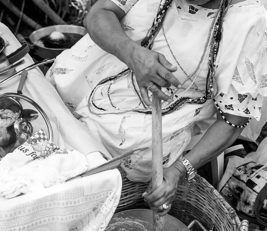 A Origem do Acarajé: A História, o Significado Sagrado e o Sabor da Ancestralidade Brasileira