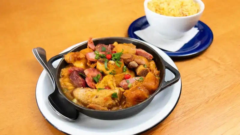 A Verdadeira História da Feijoada: Desvendando Mitos e Origens do Prato Mais Brasileiro