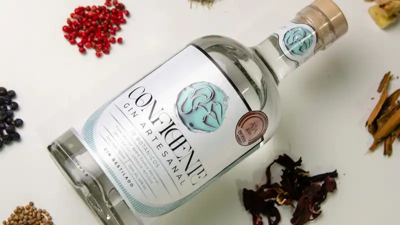Cachaça Artesanal: O Guia Completo para Entender e Degustar o Destilado Brasileiro