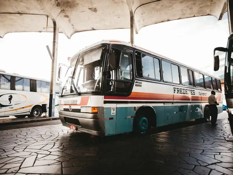 Com Quantos Anos Você Pode Viajar de Ônibus Sozinho e o Que é Preciso Saber