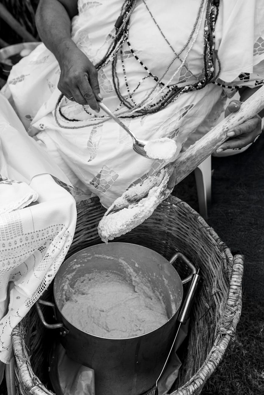 A Origem do Acarajé: A História, o Significado Sagrado e o Sabor da Ancestralidade Brasileira