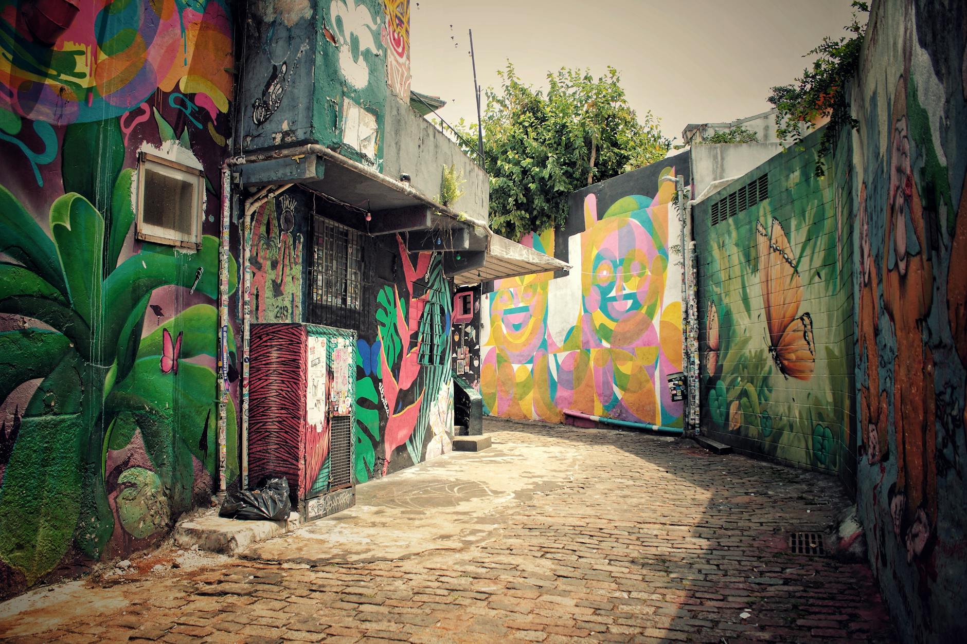 Cores e Gritos nos Muros: Um Guia Completo da Arte Urbana e Grafite nas Capitais Brasileiras