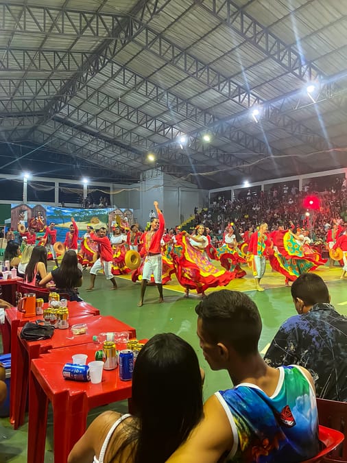 Dançarinos de carimbó em apresentação em Altamira, Pará
