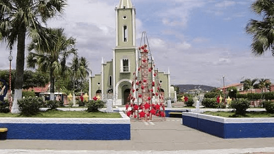 Igreja Matriz de Nossa Senhora da Imaculada Conceição em Cariús, na praça central