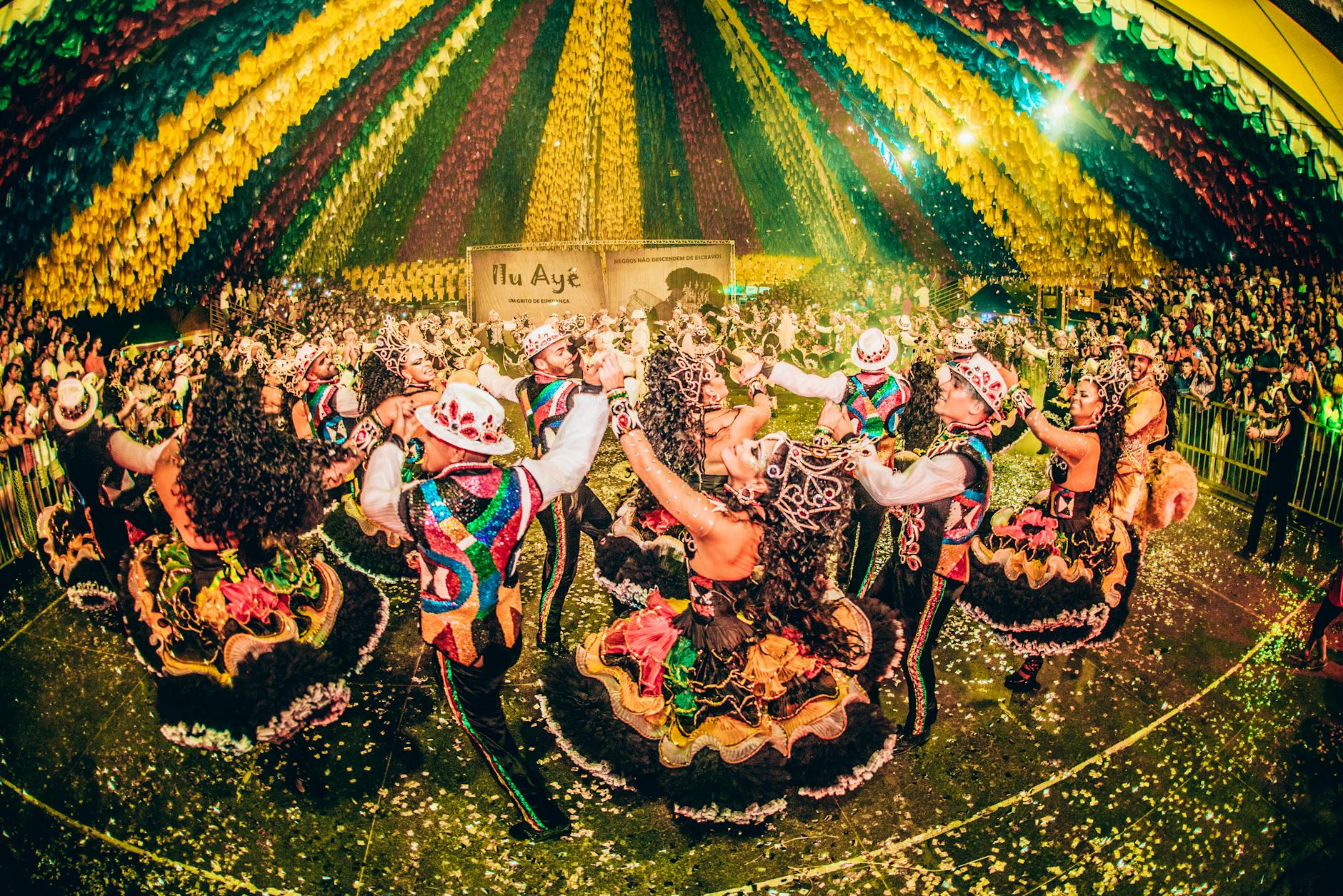 Folias, Danças e Fé: Um Mergulho nas Festas Brasileiras Além do Carnaval