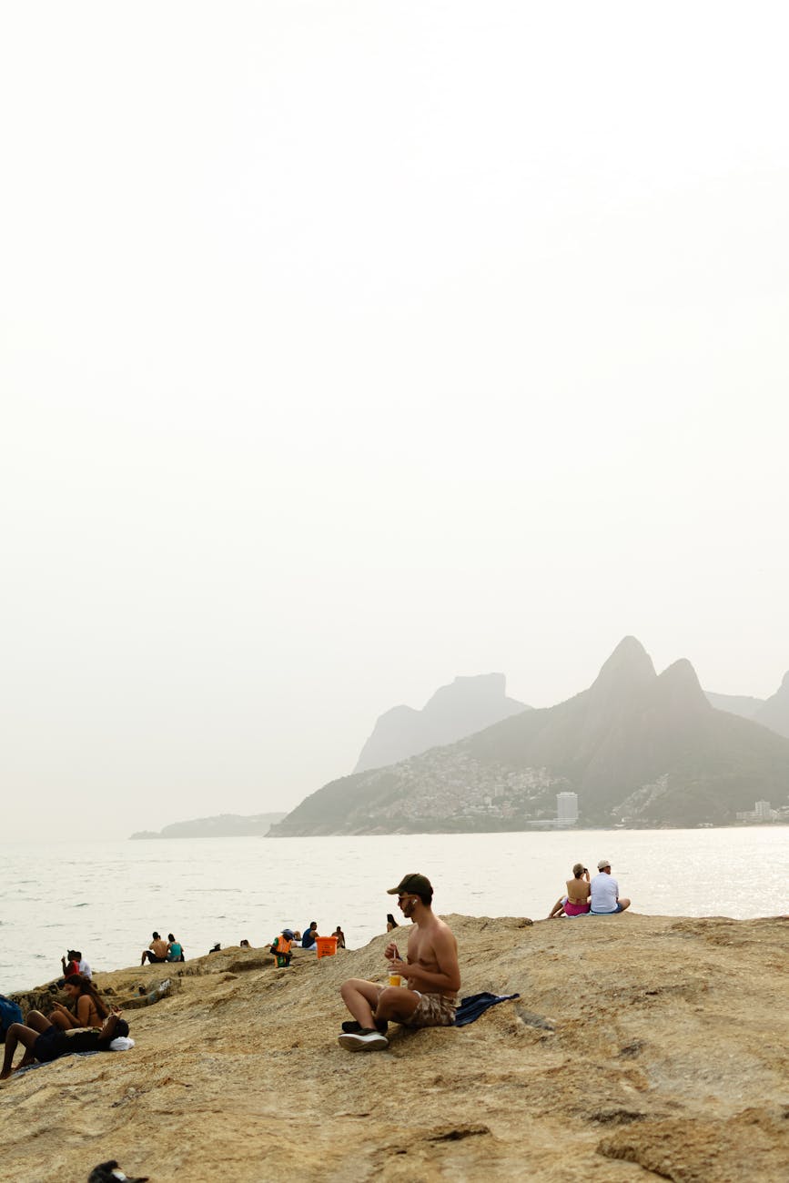 Gírias Cariocas 2026: Do 'Maneiro' ao 'Caô' e o Rio na Ponta da Língua
