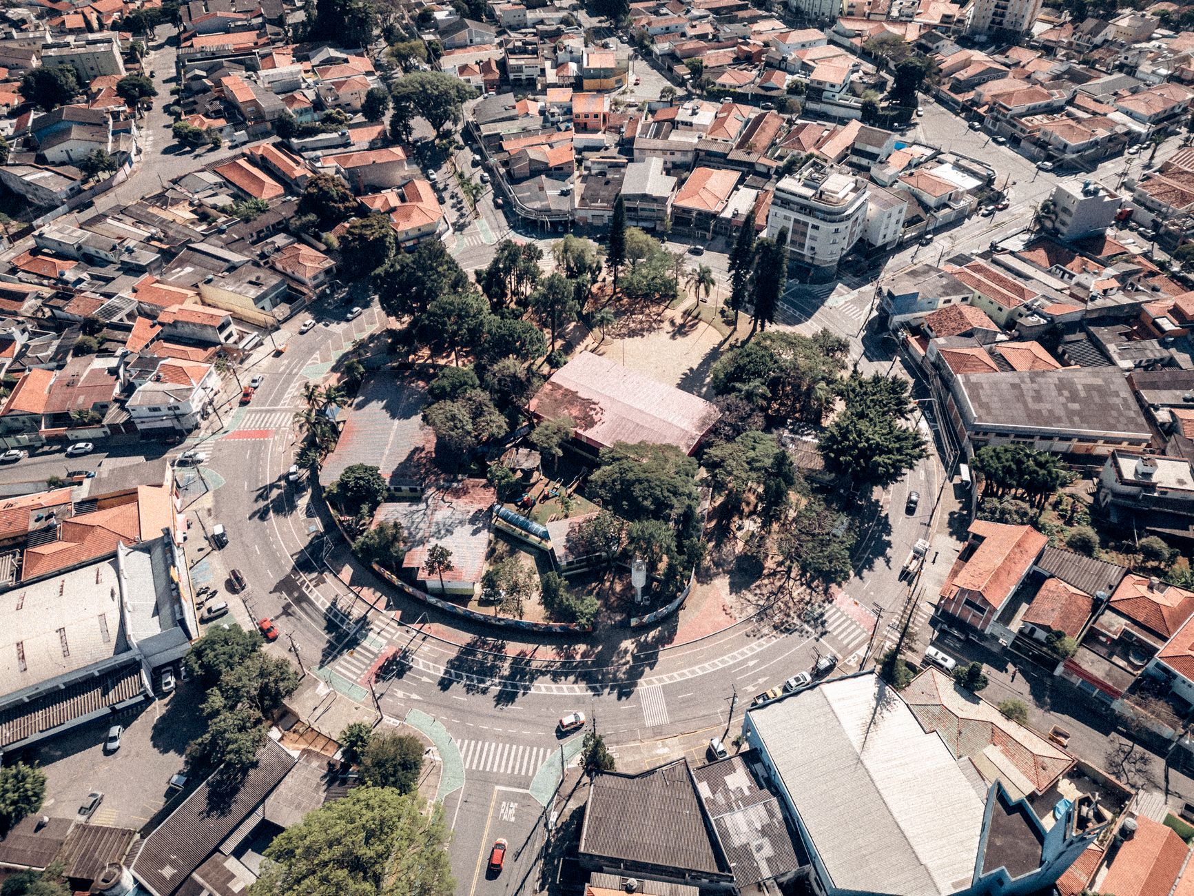 Guarulhos, a Gigante sem Mar: Por que o "Jeitinho Brasileiro" para Desentupir a Pia Não Funciona Aqui?