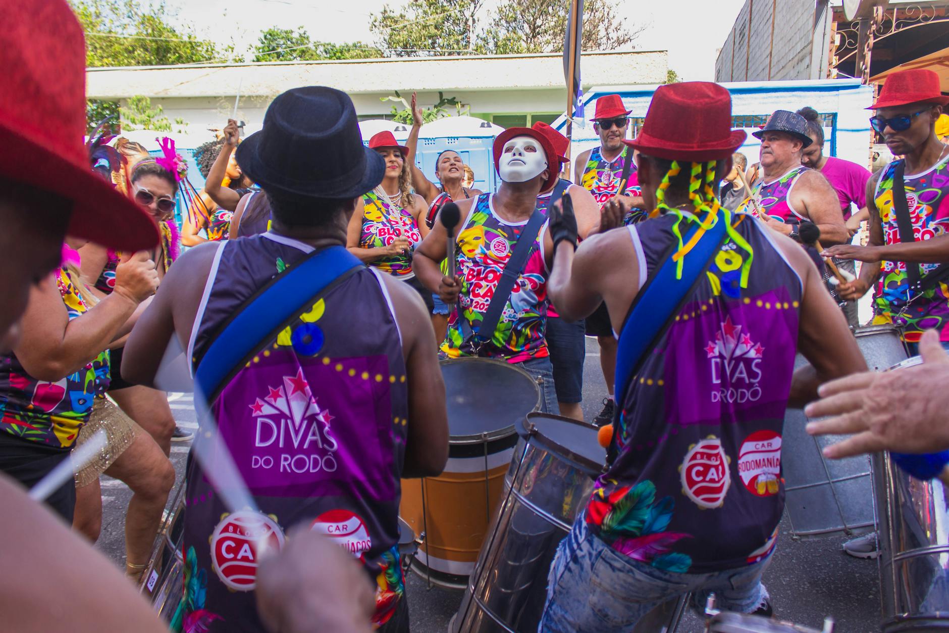 A Alma do Brasil em Ritmo: Uma Viagem pela História do Samba e Seus Mestres Inesquecíveis