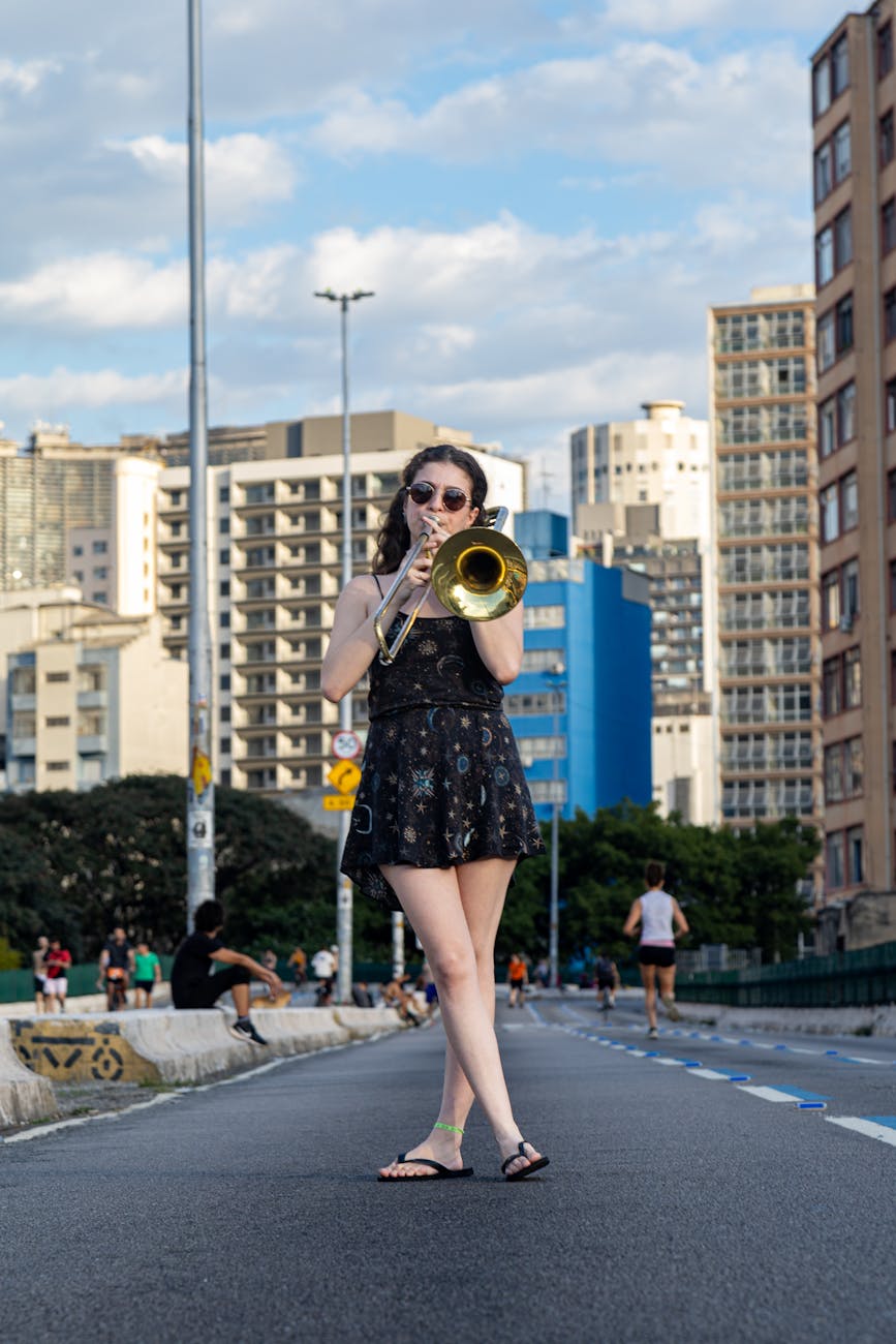 Da Bossa Nova ao Pop: O Papel do Inglês na Música Brasileira