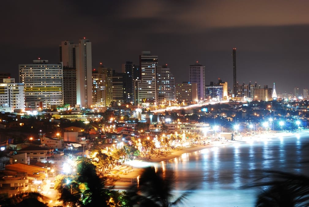 Ponta Negra à noite: orla iluminada e vida urbana na costa de Natal