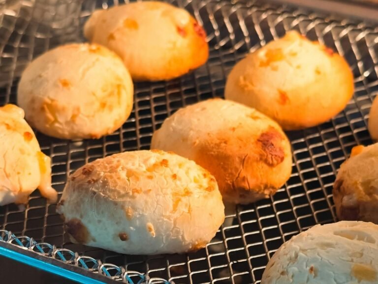 A História do Pão de Queijo: De Minas para o Mundo 18 a história do pão de queijo